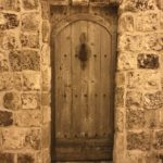 Muro in pietra e porta di pietra, Caravanserraglio Medievale, Byblos Jbeil, Libano